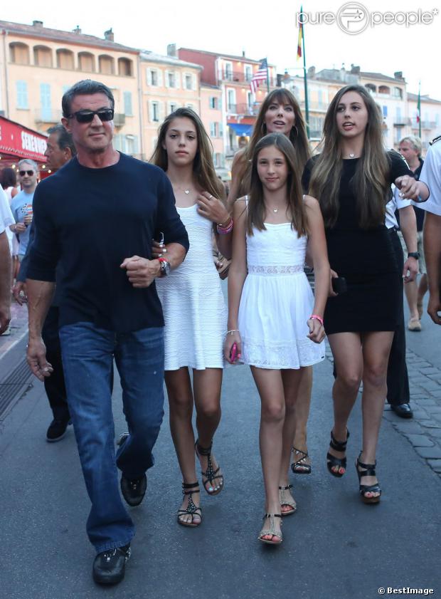 Sylvester Stallone avec le sourire au côté de sa femme Jennifer Flavin et ses filles Sophia, Sistine et Scarlet en vacances à Saint-Tropez le 3 août 2013.