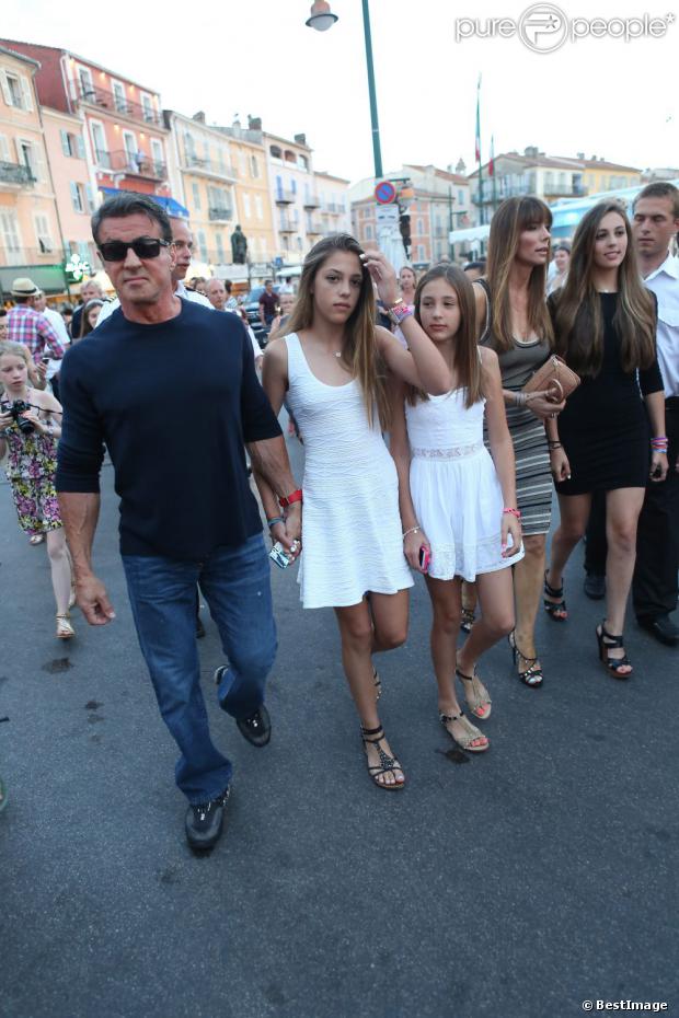 Sylvester Stallone en balade au côté de sa femme Jennifer Flavin et ses filles Sophia, Sistine et Scarlet en vacances à Saint-Tropez le 3 août 2013.