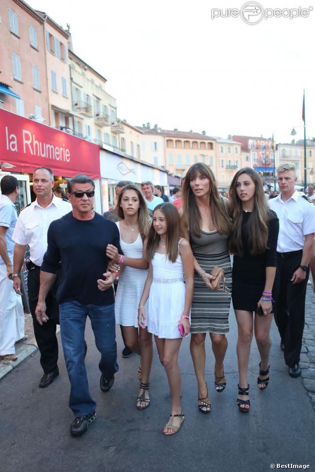Sylvester Stallone avec sa femme Jennifer Flavin et ses filles Sophia, Sistine et Scarlet en vacances à Saint-Tropez le 3 août 2013.