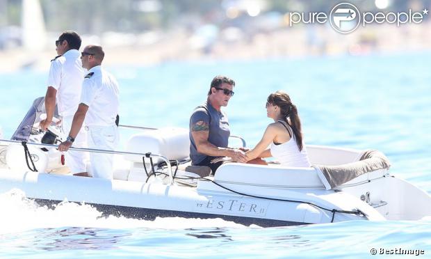 Sylvester Stallone avec sa femme Jennifer Flavin en discussion en vacances à bord d'un yacht de luxe le 1er août 2013, au large de Saint-Jean-Cap-Ferrat.
