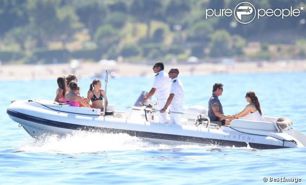 Sylvester Stallone avec sa femme Jennifer Flavin et ses filles Sophia, Sistine et Scarlet en vacances à bord d'un yacht de luxe le 1er août 2013, au large de Saint-Jean-Cap-Ferrat.