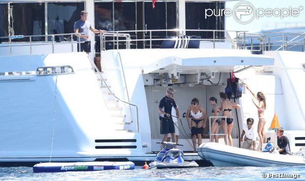 Jennifer Flavin s'essaye au ski nautique en vacances à bord d'un yacht de luxe le 1er août 2013, au large de Saint-Jean-Cap-Ferrat.
