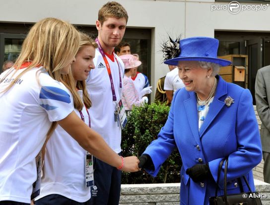 http://static1.purepeople.com/articles/4/10/45/64/@/905327-elizabeth-ii-va-rendre-visite-aux-0x414-1.jpg